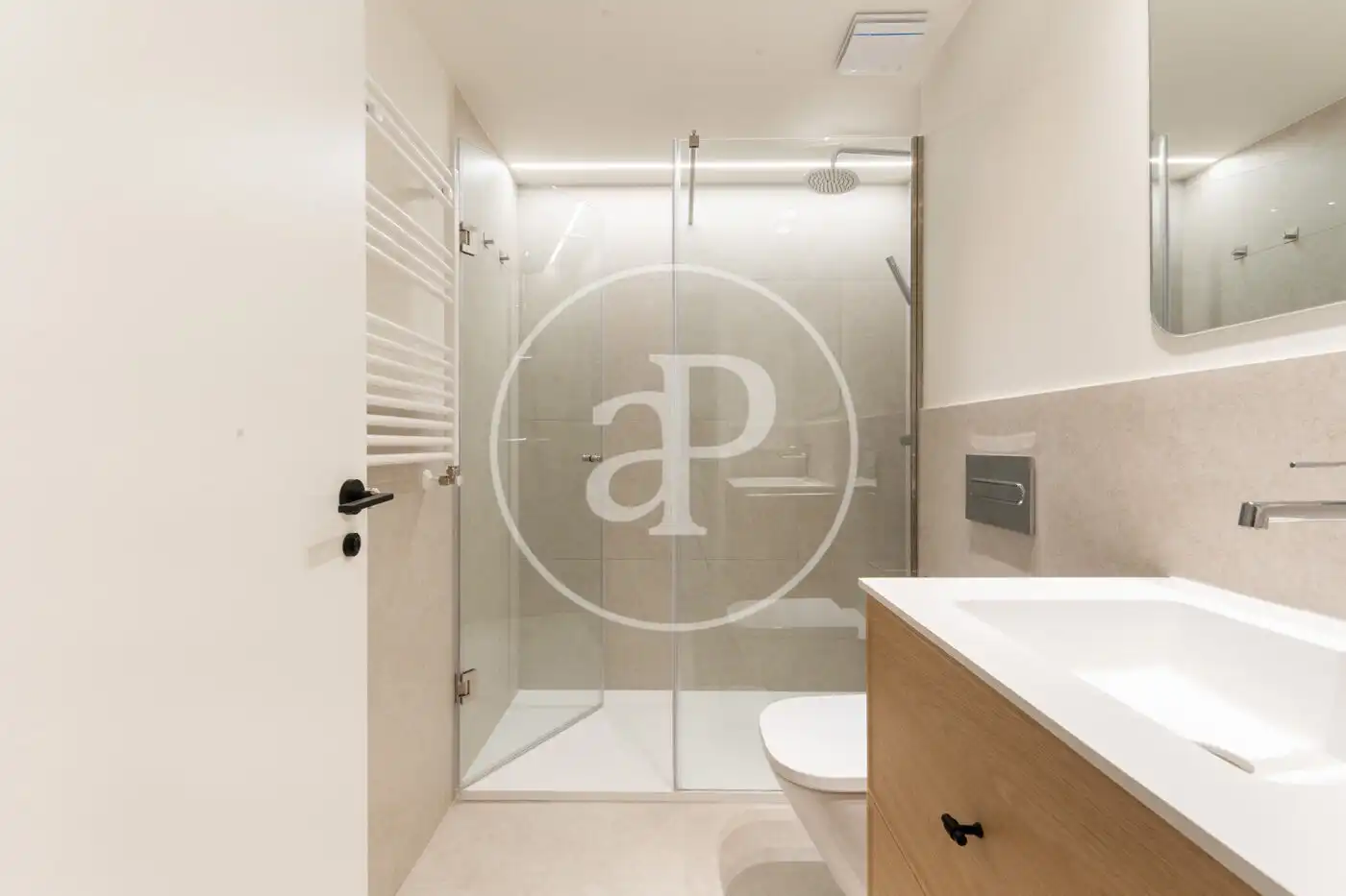 Badezimmer von Wohnung zur Miete in Madrid mit Klimaanlage, Heizung und Privatgarten