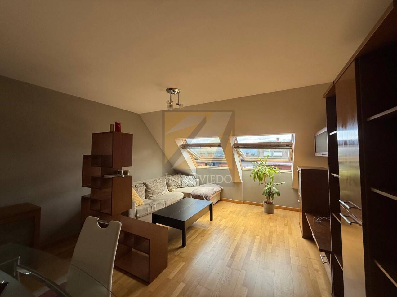 Sala de estar de Piso de alquiler en Oviedo  con Calefacción, Parquet y Amueblado