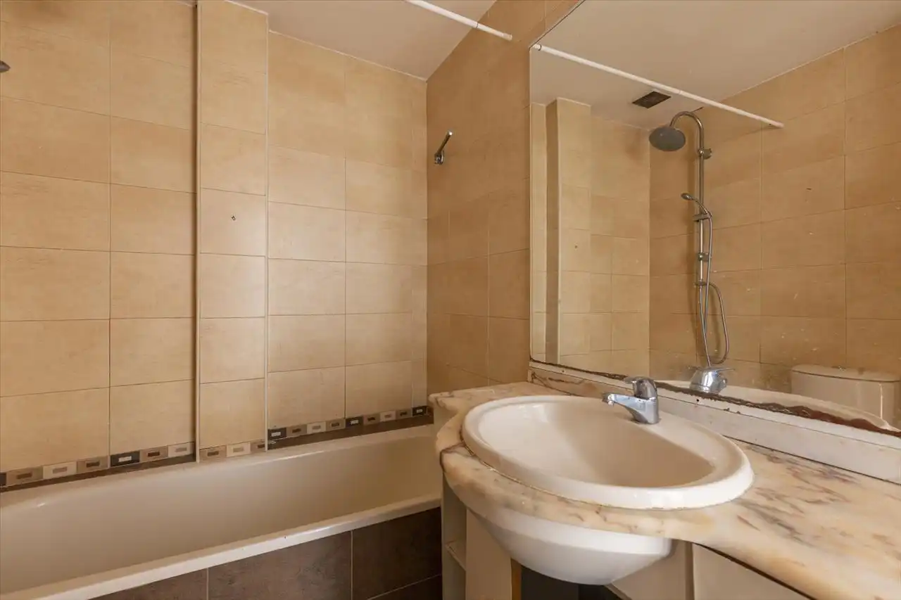 Bathroom of Flat for sale in Madrid