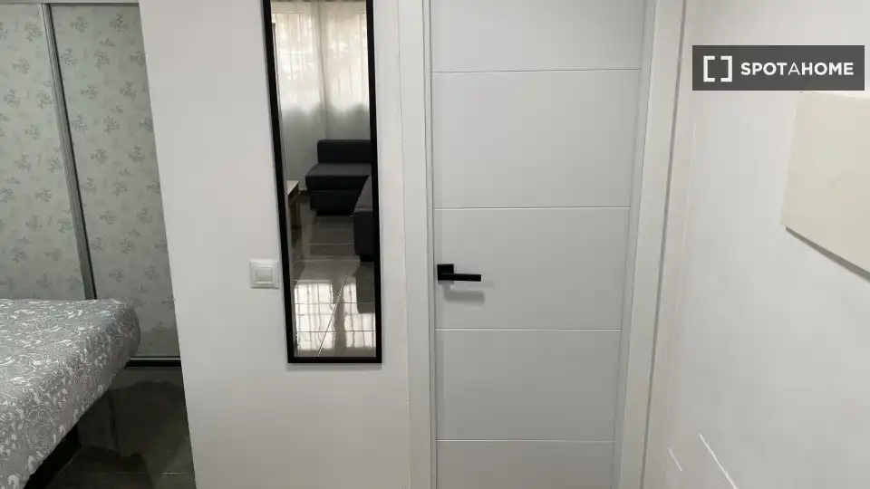 Study for share in Málaga  with Air Conditioner, Terrace and Furnished