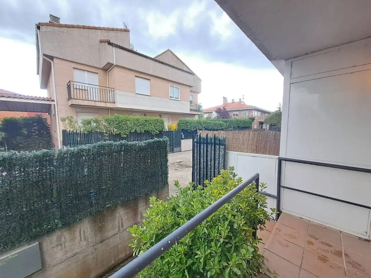 Vista exterior de Casa adosada en venda en Merindad de Río Ubierna amb Calefacció, Jardí privat i Terrassa