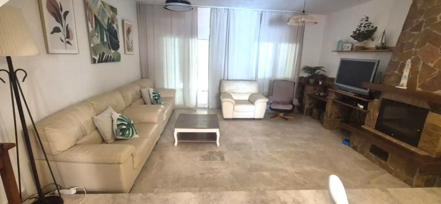 Sala de estar de Casa adosada de alquiler en Manilva con Aire acondicionado, Terraza y Amueblado