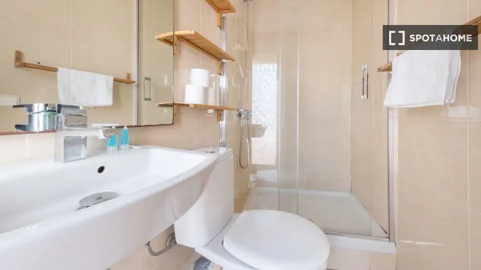 Bathroom of Flat for rent in Barcelona  with Air Conditioner, Heating and Furnished