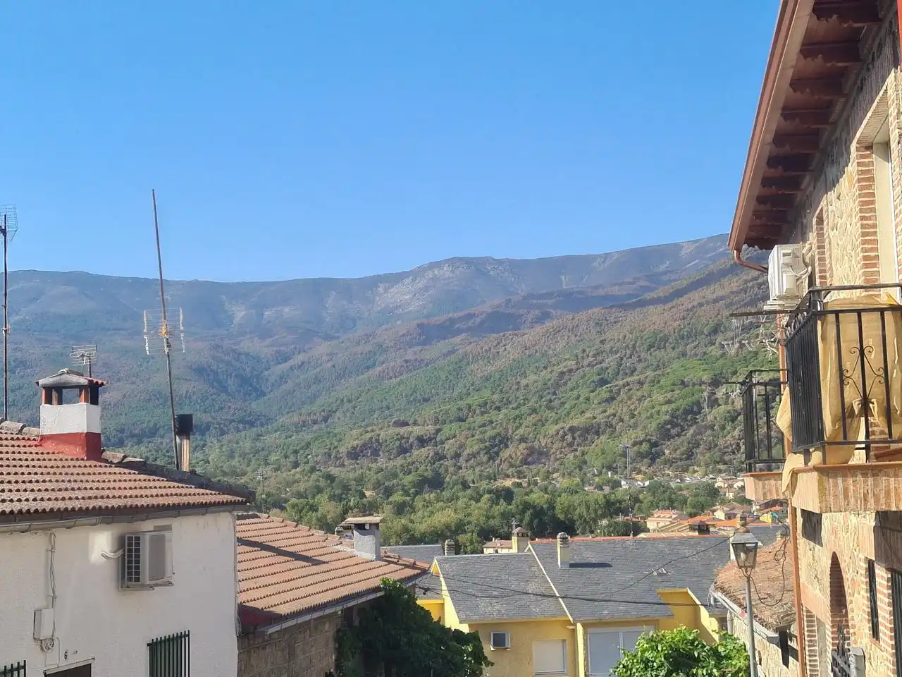 Vista exterior de Casa adosada en venta en La Adrada  con Balcón