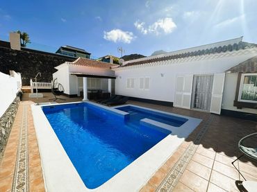 Detached house with pool for sale in Avenida KURT KONRAD MAYER