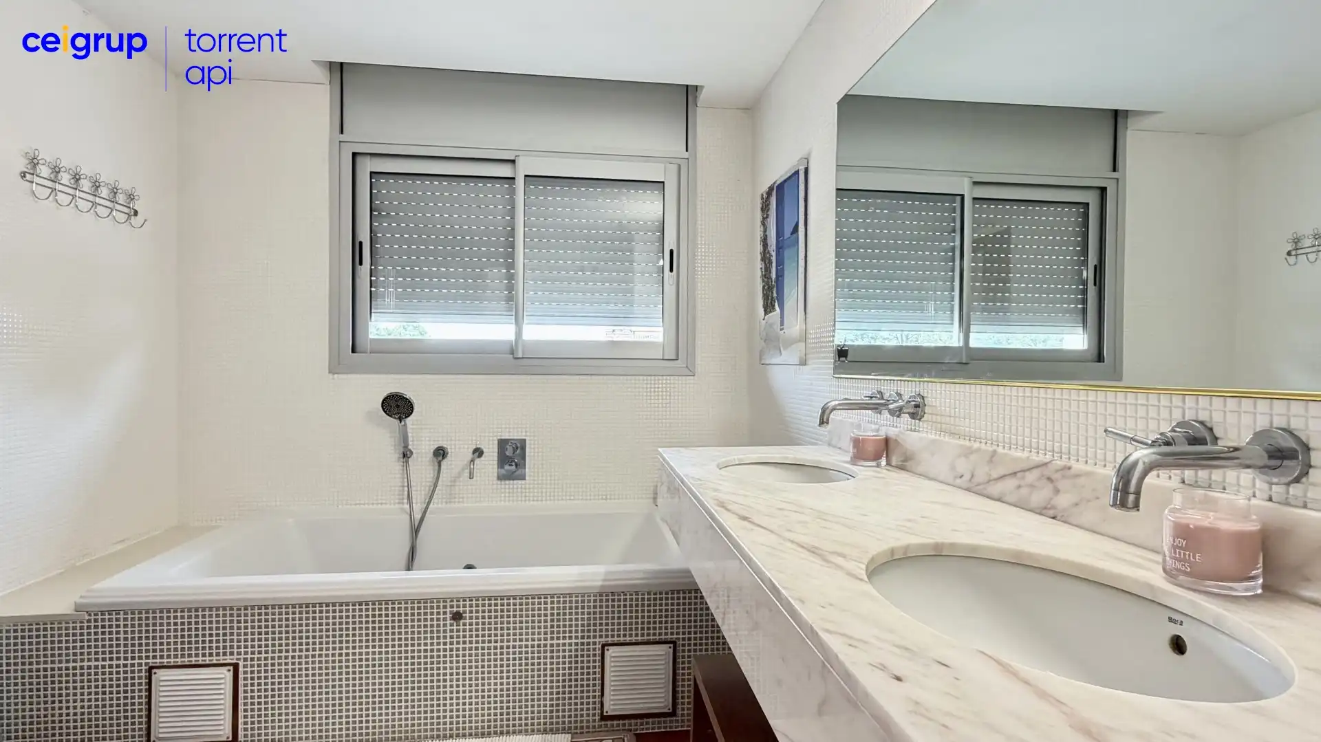 Bathroom of Houses for sale in L'Escala  with Air Conditioner, Heating and Terrace