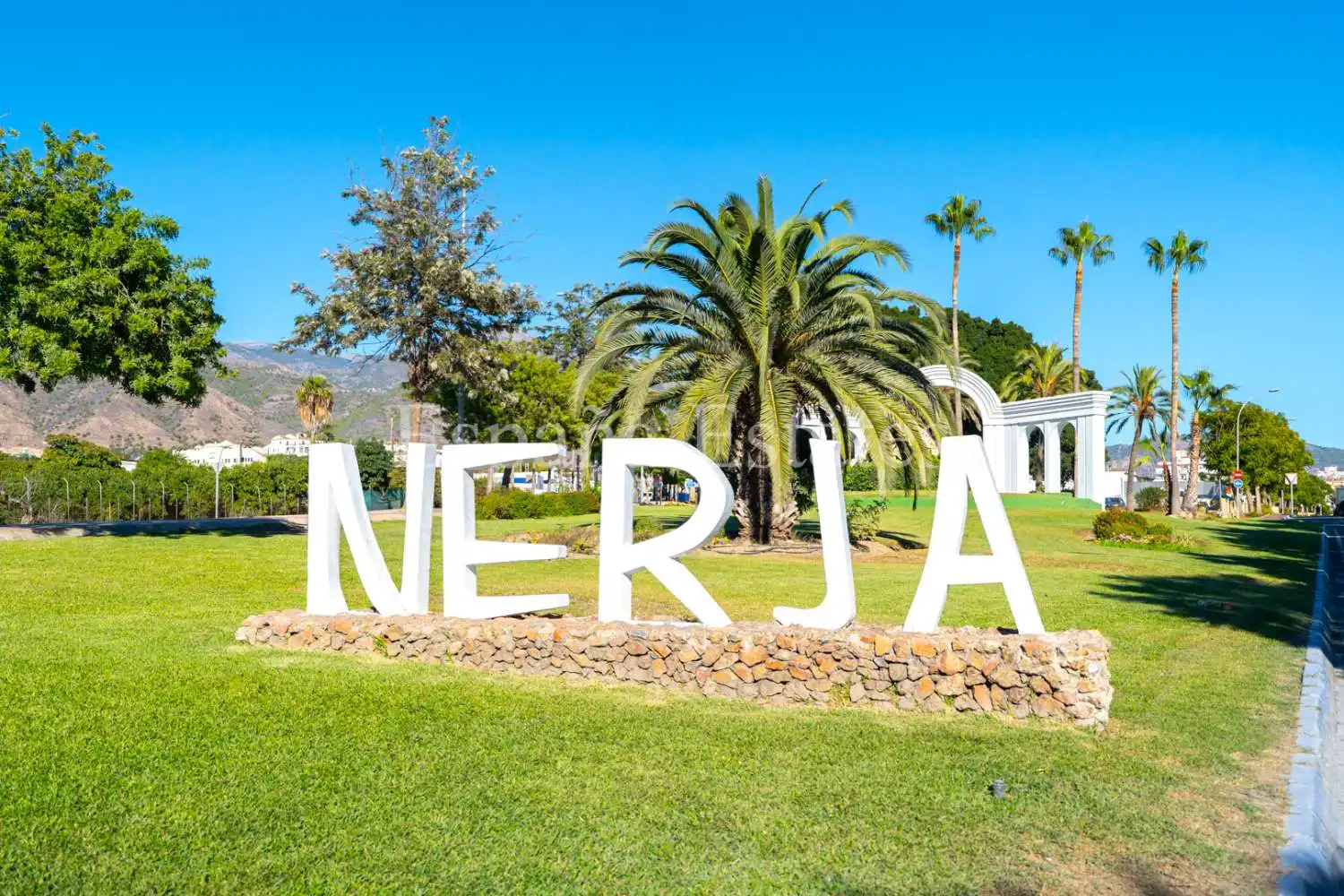 Vista exterior de Casa adosada en venta en Nerja con Aire acondicionado, Calefacción y Terraza