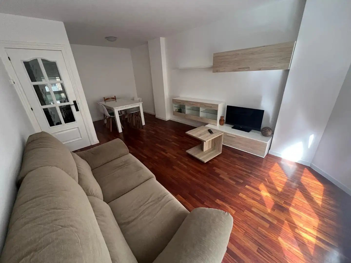 Sala de estar de Piso de alquiler en Gijón  con Calefacción, Parquet y Amueblado