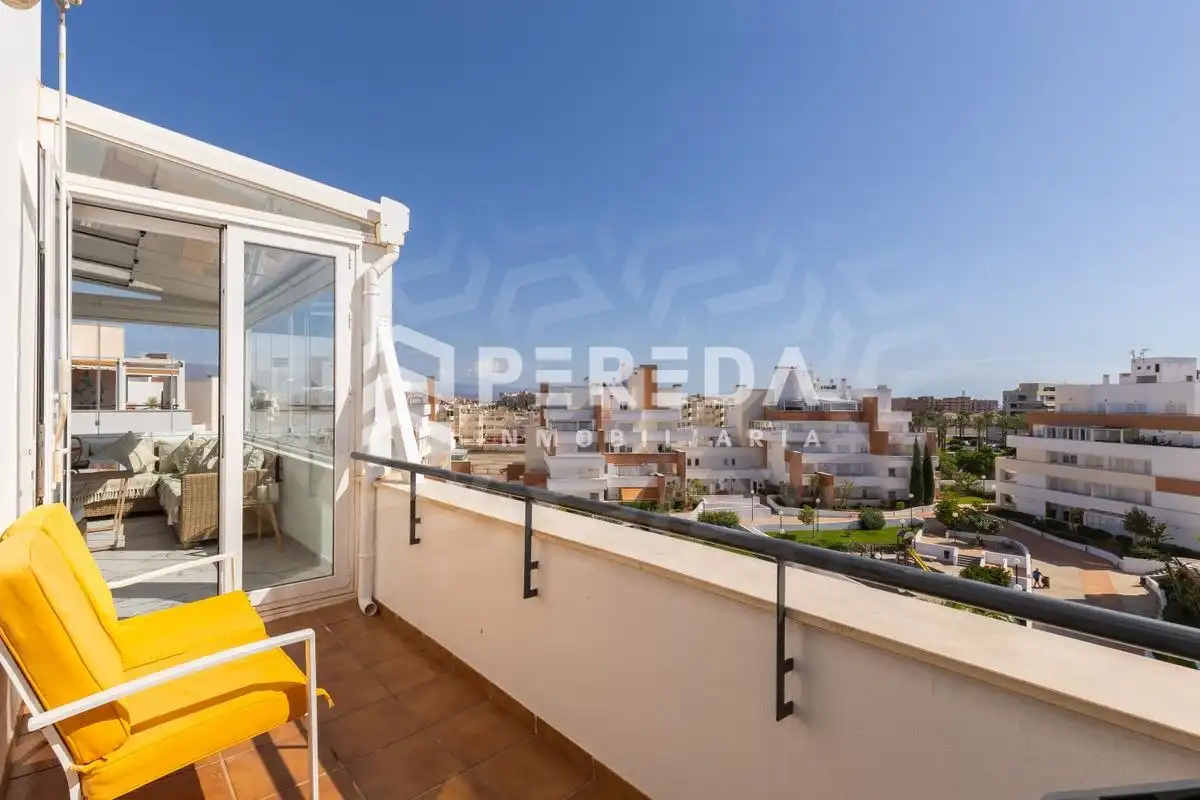 Außenansicht von Dachboden zum Verkauf in Roquetas de Mar mit Privatgarten, Terrasse und Abstellraum