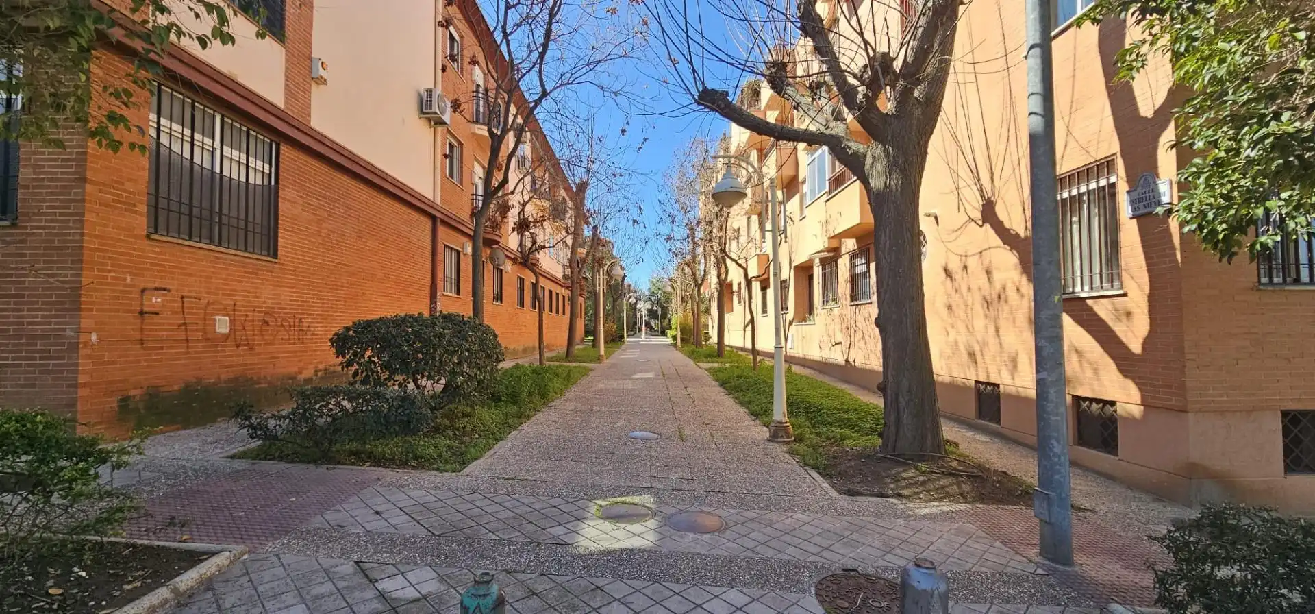 Außenansicht von Garage zum Verkauf in Granada