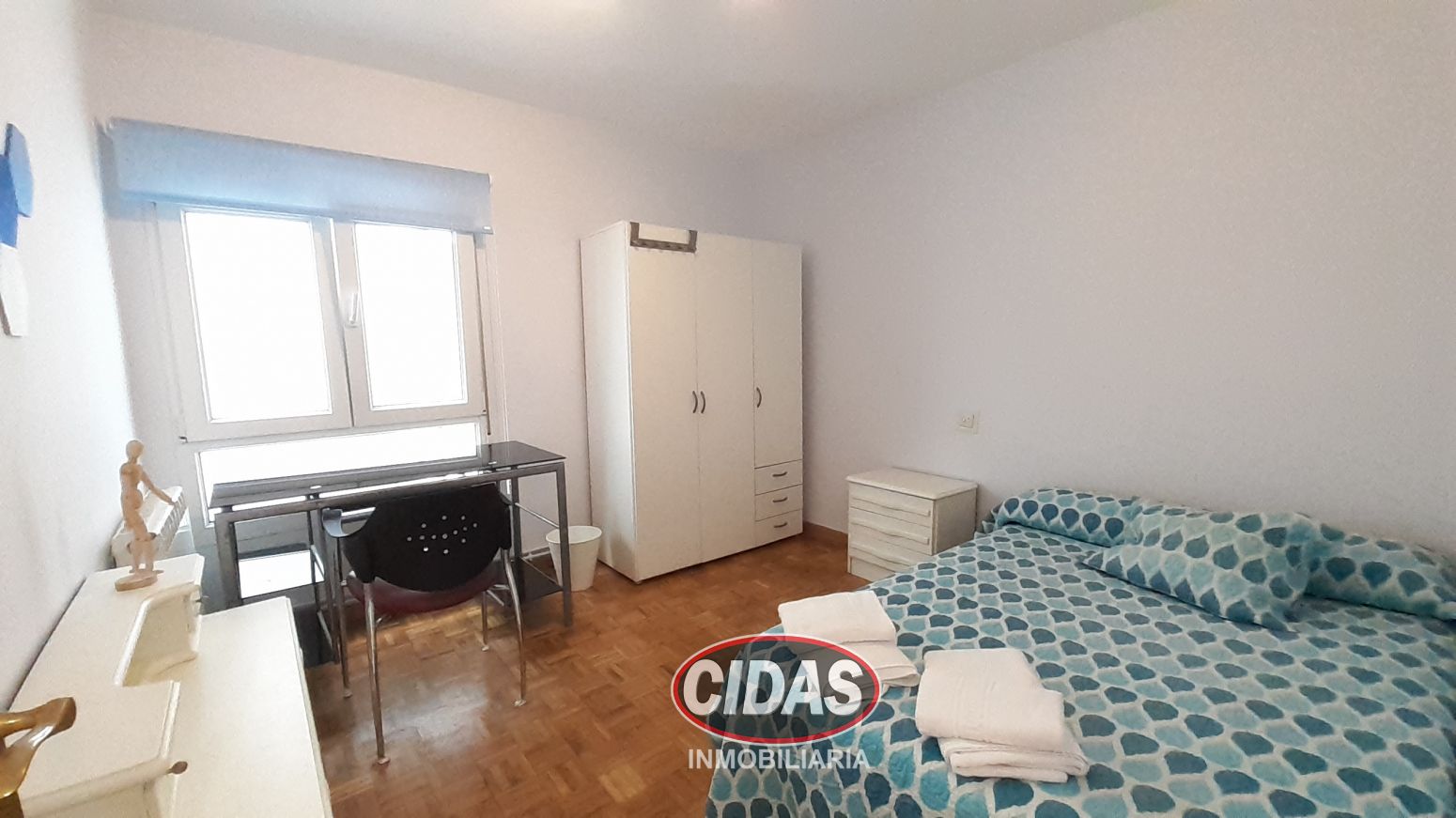 Dormitori de Pis de lloguer en Oviedo  amb Calefacció, Parquet i Moblat