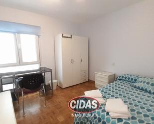 Dormitori de Pis de lloguer en Oviedo  amb Calefacció, Parquet i Moblat