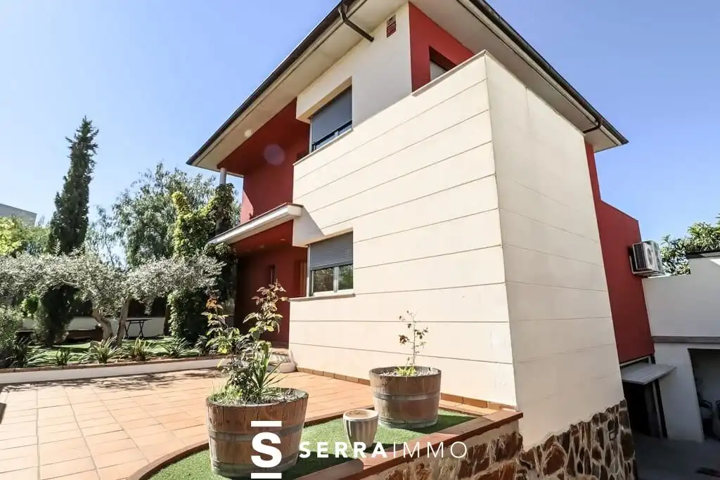 Vista exterior de Casa o xalet en venda en Vilafranca del Penedès amb Aire condicionat, Calefacció i Jardí privat
