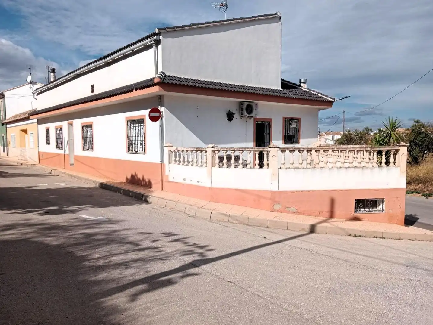 Vista exterior de Casa o xalet en venda en La Font de la Figuera amb Aire condicionat i Terrassa