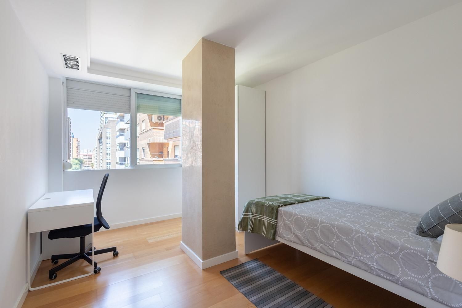 Bedroom of Flat to share in  Valencia Capital  with Air Conditioner, Heating and Balcony