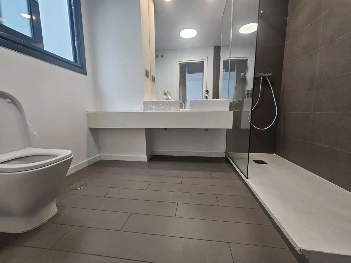 Baño de Casa adosada de alquiler en Estepona con Aire acondicionado, Terraza y Piscina