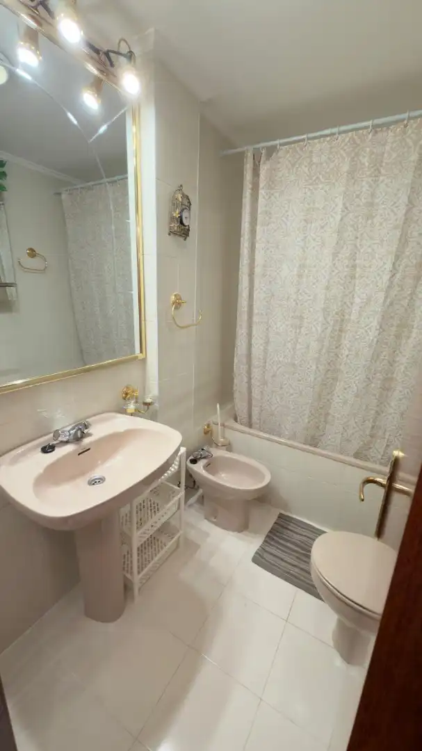 Baño de Piso de alquiler en Castro-Urdiales con Calefacción y Amueblado