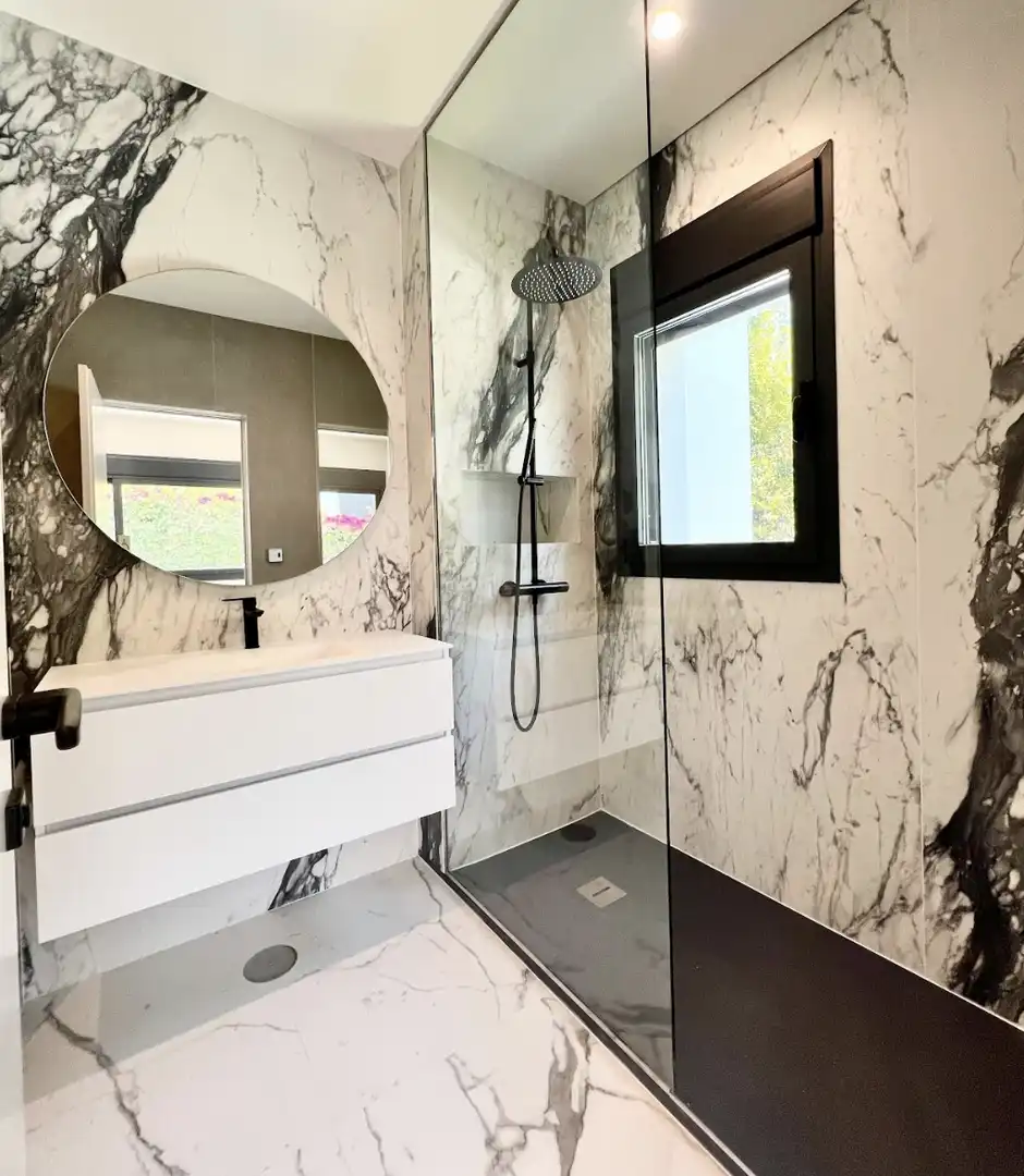 Badezimmer von Haus oder Chalet zum Verkauf in Marbella mit Klimaanlage, Heizung und Privatgarten