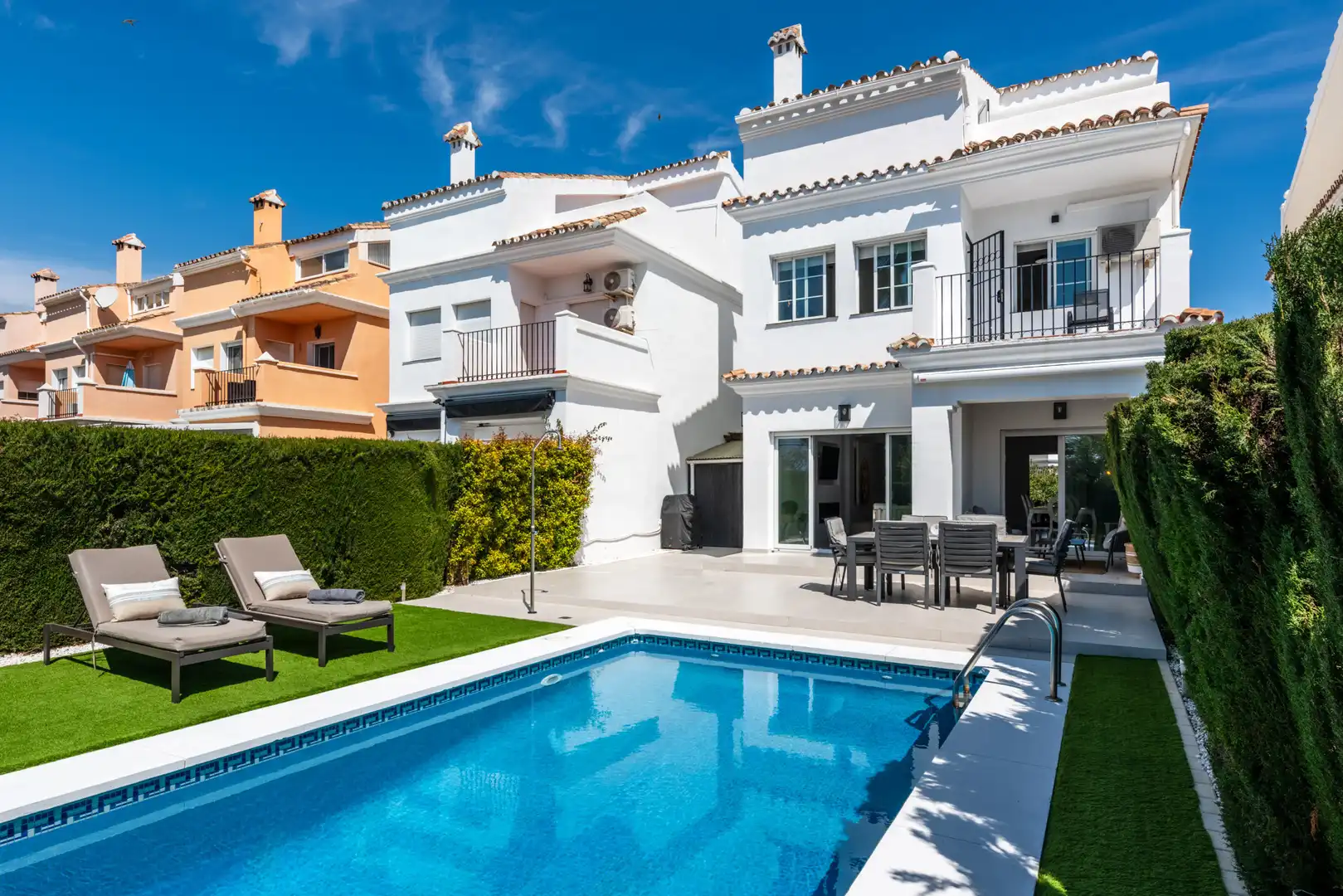 Vista exterior de Casa o chalet en venta en Estepona con Aire acondicionado, Jardín privado y Terraza