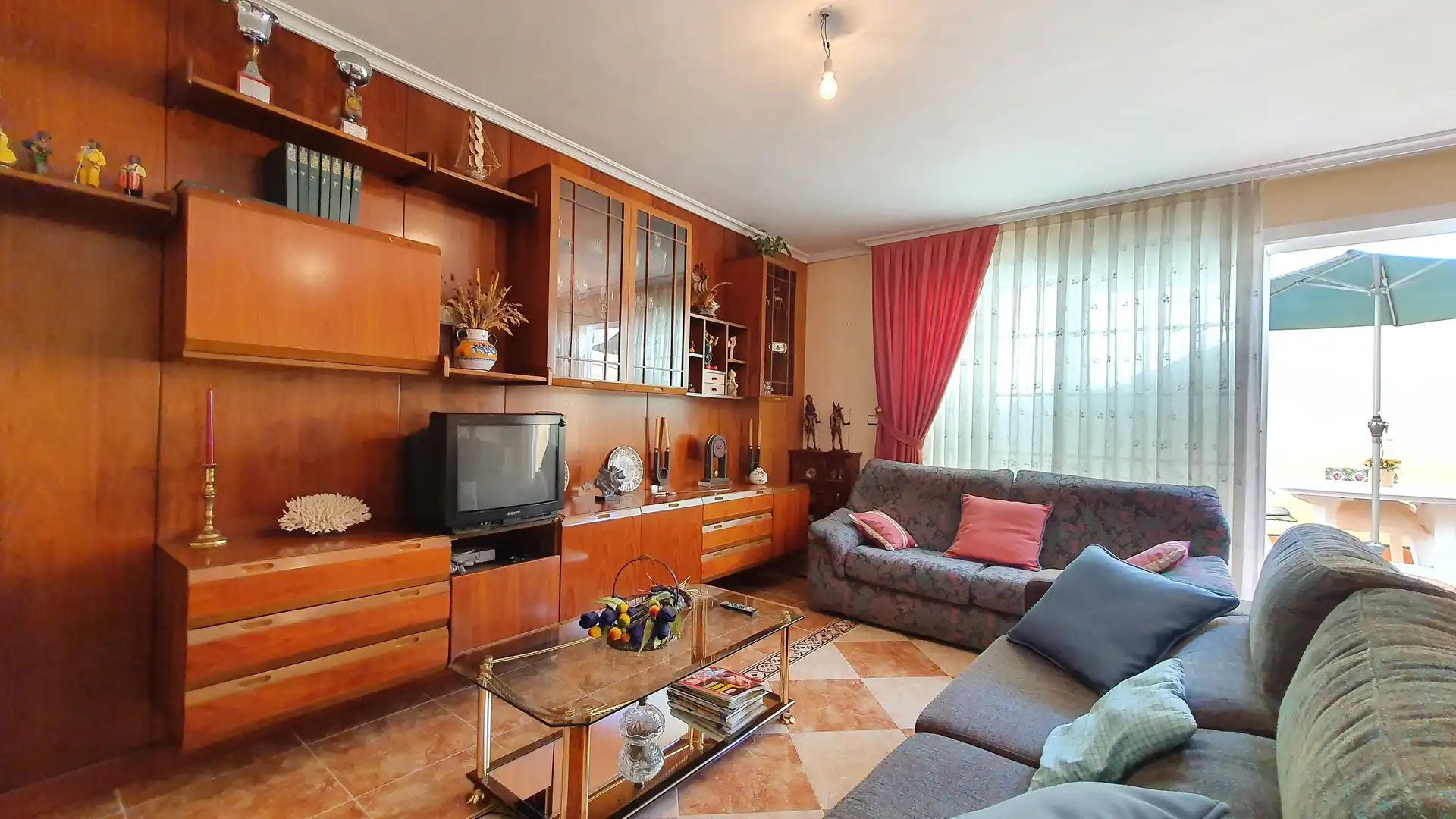 Sala d'estar de Casa adosada en venda en Dueñas amb Calefacció, Parquet i Terrassa