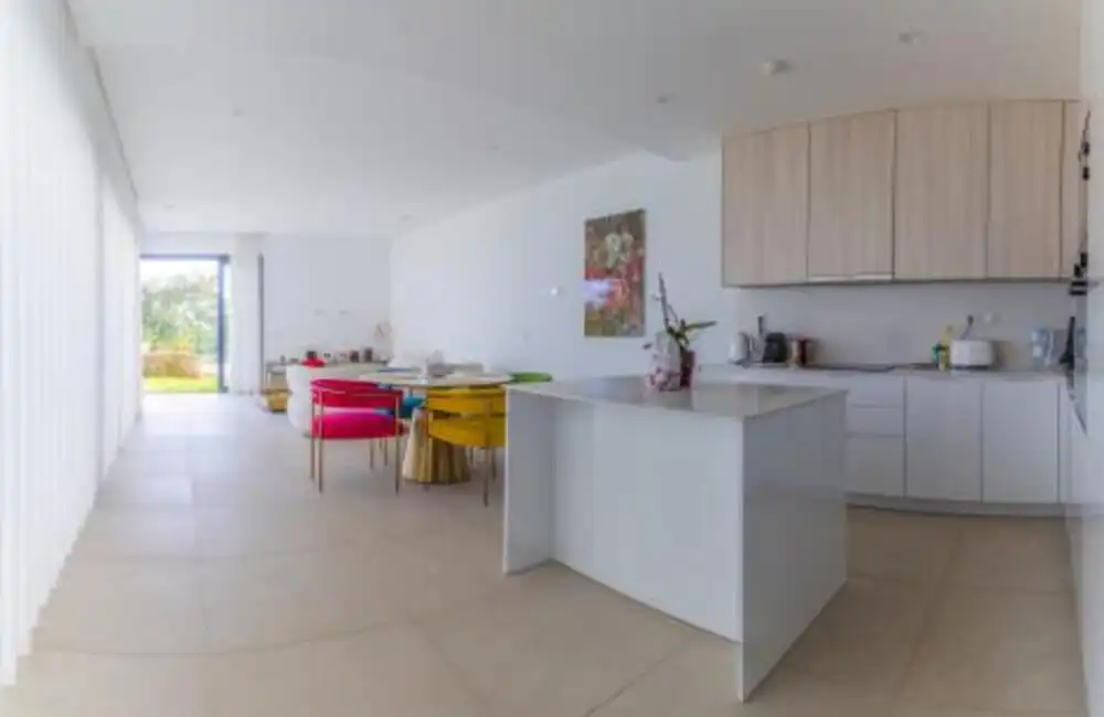 Küche von Einfamilien-Reihenhaus zum Verkauf in Casares mit Klimaanlage, Privatgarten und Terrasse