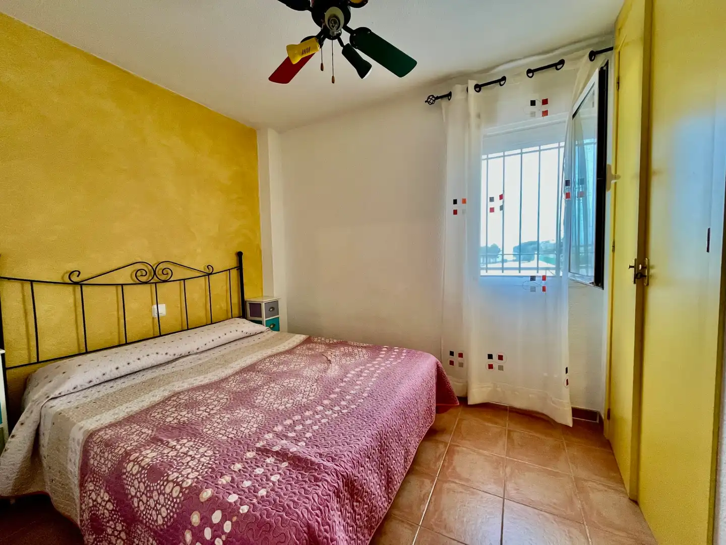 Dormitori de Apartament de lloguer en Garrucha amb Moblat i Piscina comunitària