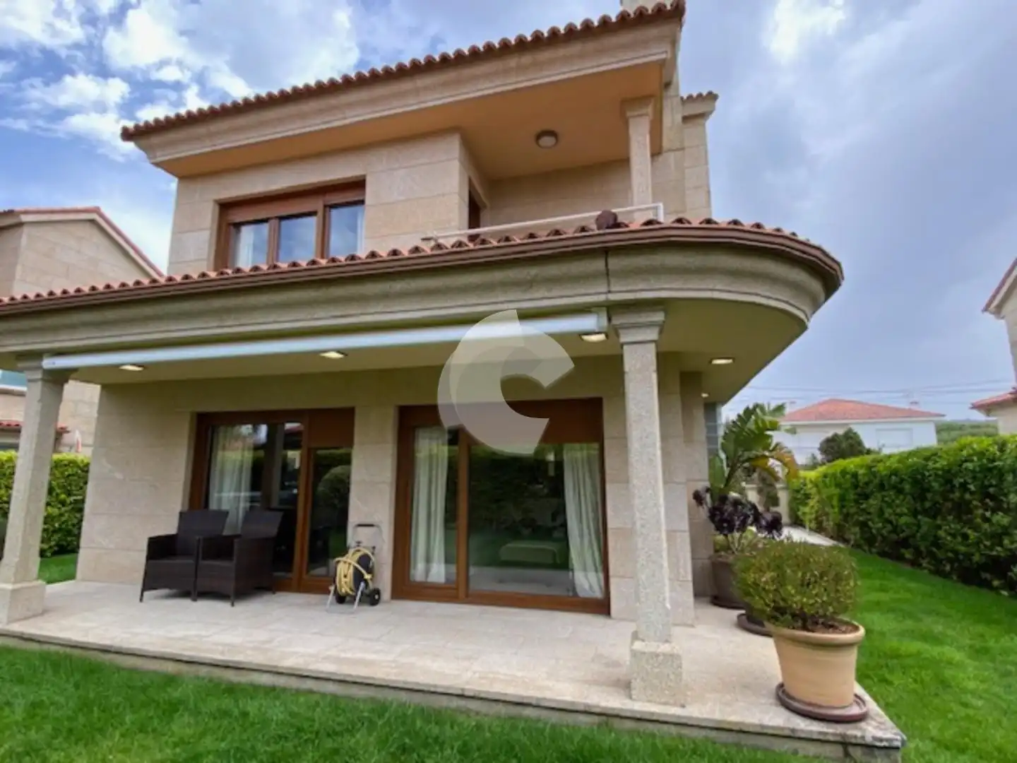 Vista exterior de Casa o xalet en venda en Sanxenxo amb Calefacció, Jardí privat i Terrassa