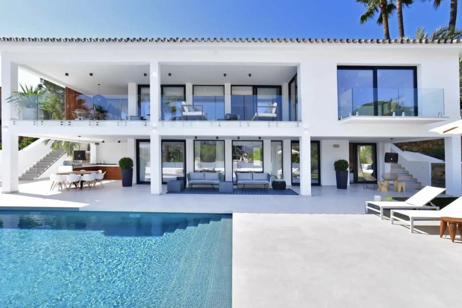 Vista exterior de Casa o xalet de lloguer en Marbella amb Aire condicionat, Jardí privat i Piscina