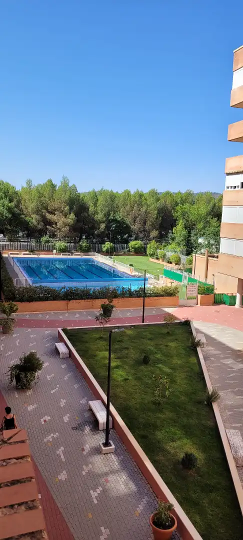 Piscina de Pis de lloguer en Cuenca amb Calefacció, Terrassa i Moblat