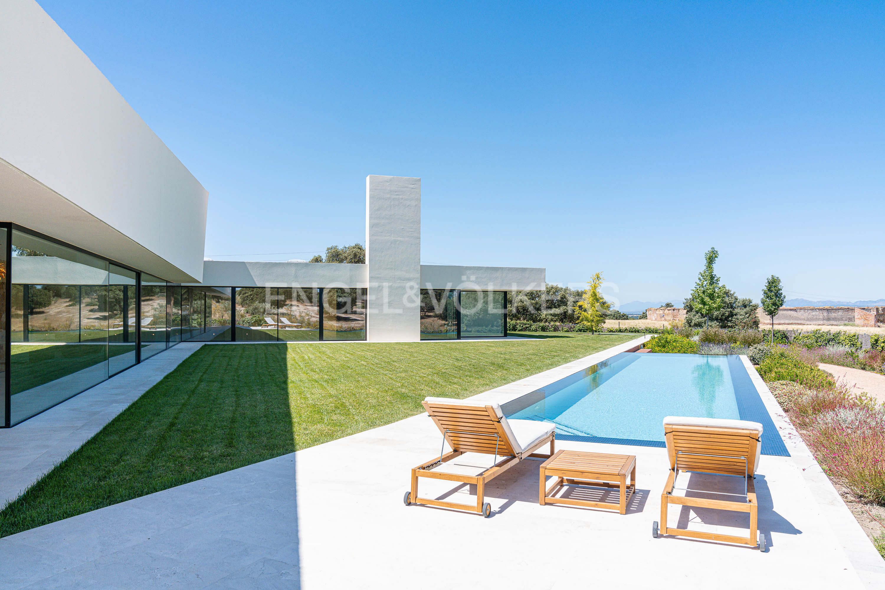 Vista exterior de Casa o xalet en venda en Móstoles amb Aire condicionat, Calefacció i Jardí privat