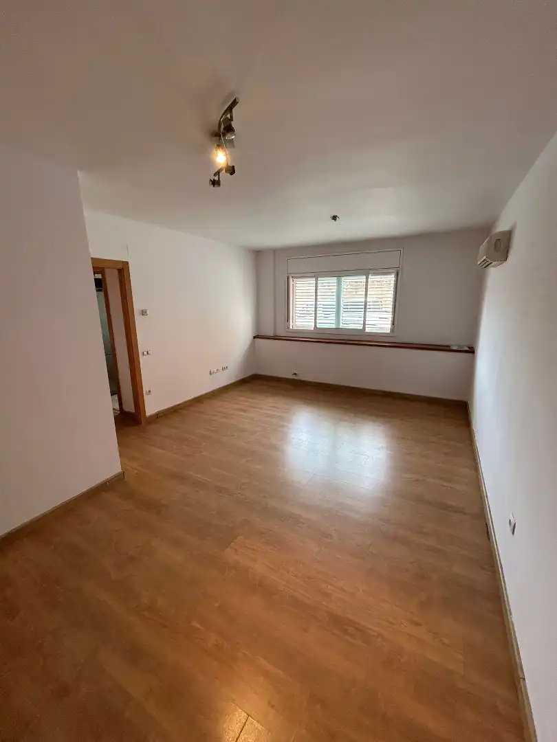 Wohnung zum Verkauf in Piera mit Heizung, Ofen und Alarm