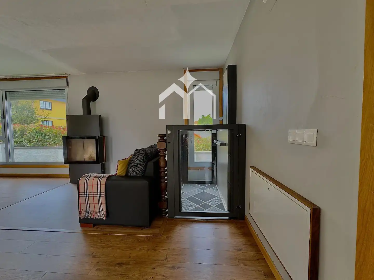 Sala d'estar de Casa o xalet en venda en Cangas  amb Calefacció, Parquet i Terrassa