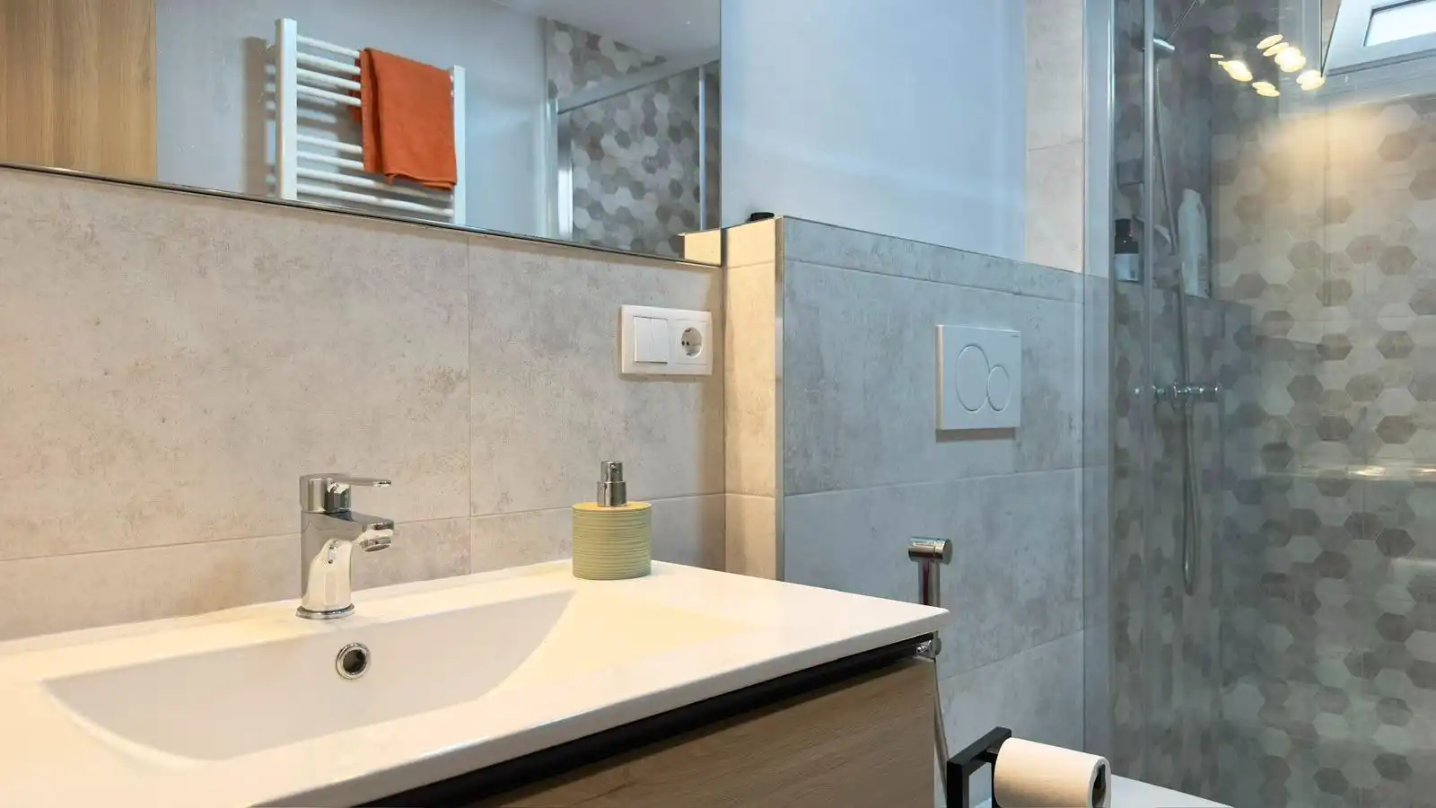 Badezimmer von Wohnung zum Verkauf in Villajoyosa / La Vila Joiosa mit Klimaanlage, Heizung und Terrasse