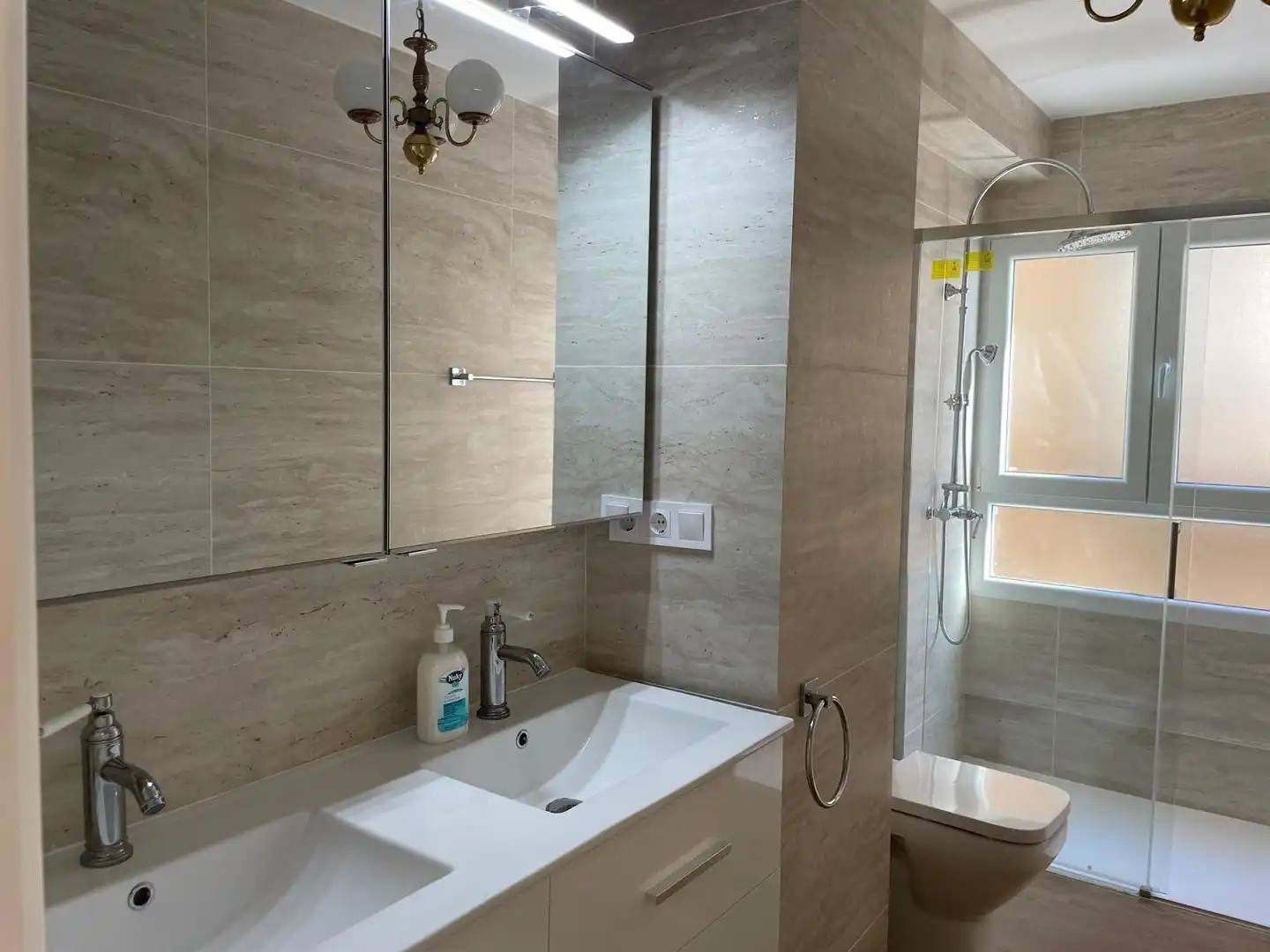 Bany de Apartament de lloguer en Torrevieja amb Aire condicionat, Calefacció i Moblat