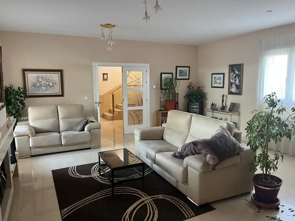 Sala d'estar de Casa o xalet en venda en Albacete amb Calefacció, Jardí privat i Terrassa
