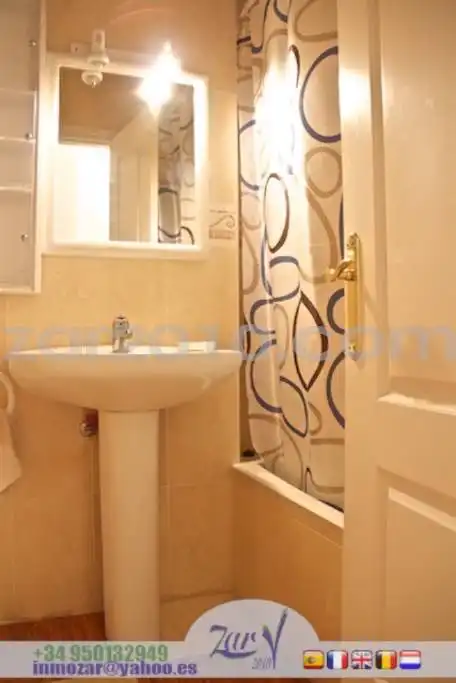 Baño de Piso en venta en Garrucha con Terraza, Amueblado y Horno