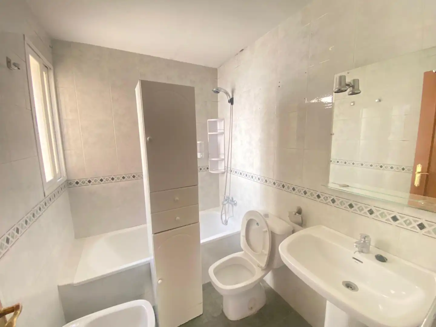 Baño de Casa adosada de alquiler en Huétor Vega con Aire acondicionado, Calefacción y Terraza