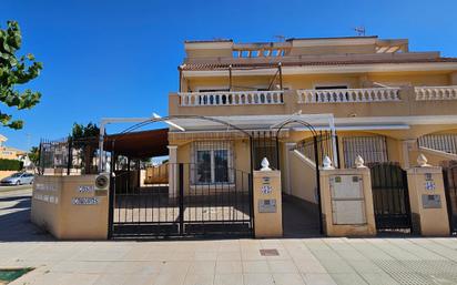 Vista exterior de Casa o xalet en venda en San Pedro del Pinatar amb Aire condicionat, Calefacció i Jardí privat