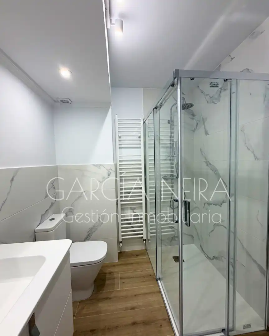 Baño de Piso en venta en Oviedo  con Calefacción y Amueblado