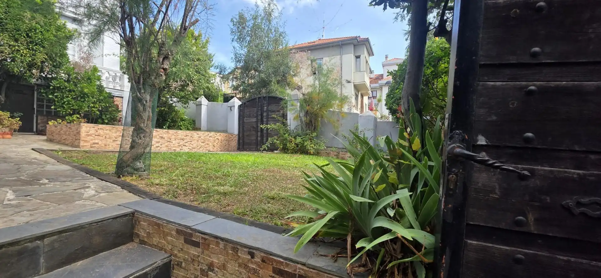 Vista exterior de Casa o xalet en venda en Santander amb Jardí privat, Terrassa i Moblat
