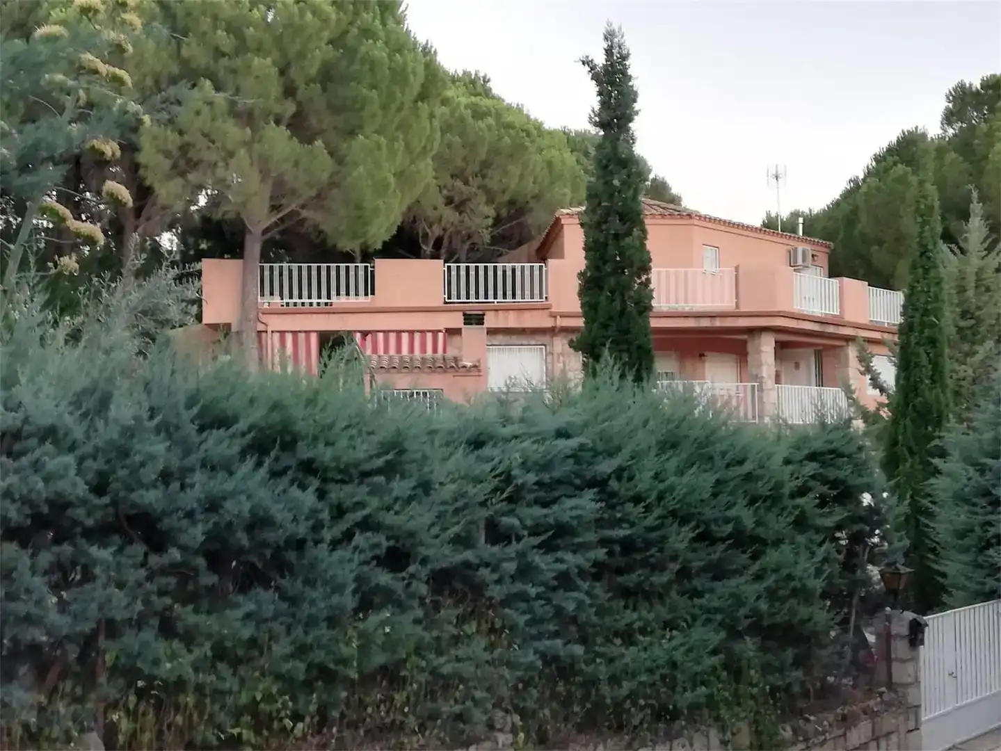Vista exterior de Pis en venda en Villa del Prado amb Aire condicionat, Jardí privat i Traster