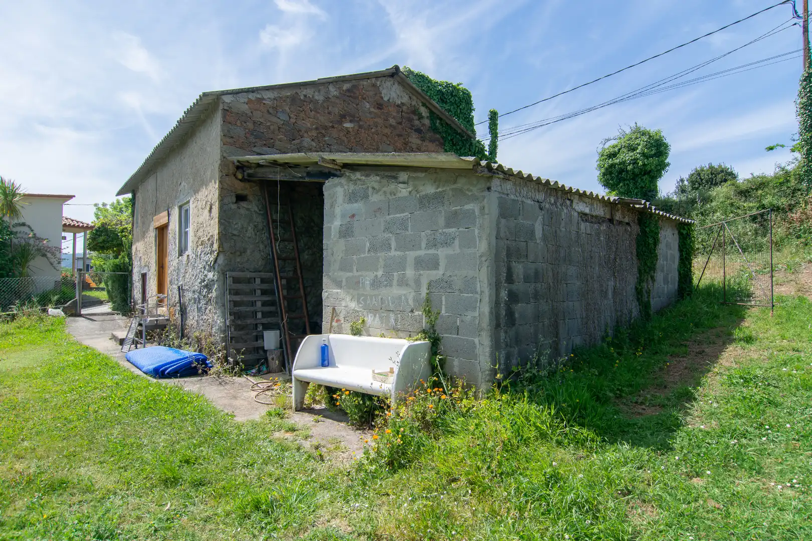 Vista exterior de Casa o xalet en venda en Abegondo amb Jardí privat, Traster i Internet