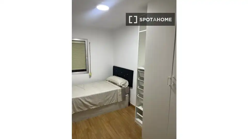 Habitación de Piso de alquiler en Alcalá de Henares con Aire acondicionado, Calefacción y Amueblado
