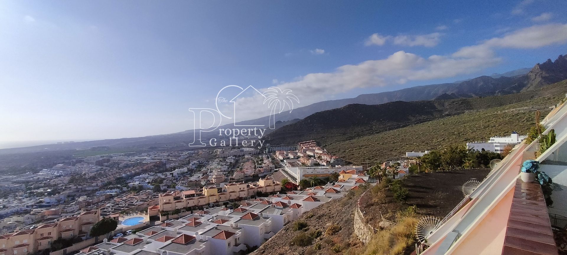 Vista exterior de Apartament en venda en Adeje amb Terrassa i Piscina comunitària