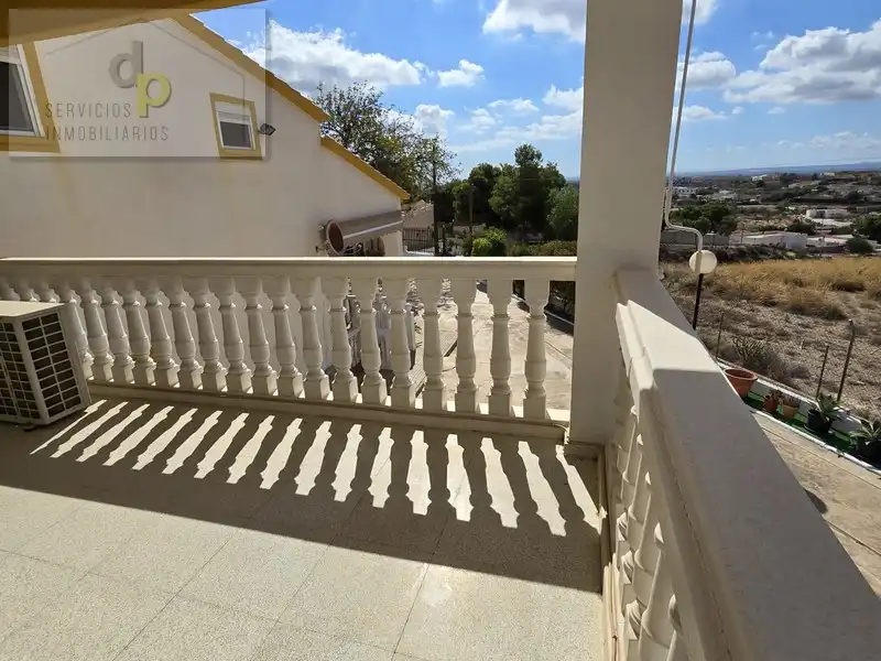 Vista exterior de Casa o xalet en venda en Elche / Elx amb Aire condicionat, Jardí privat i Terrassa