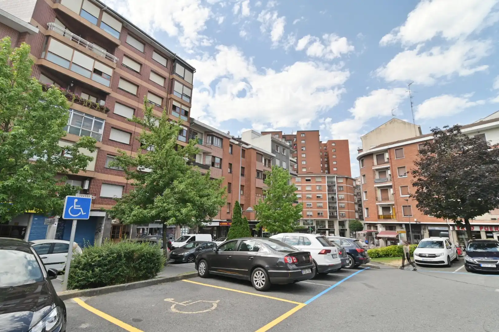 Aparcament de Pis en venda en Basauri  amb Terrassa i Balcó