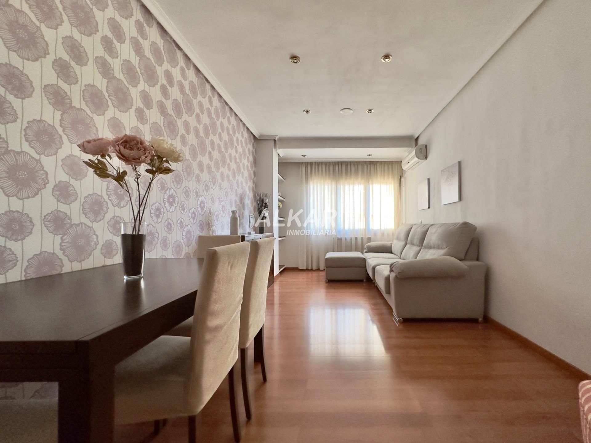 Living room of Flat for sale in Tudela  with Air Conditioner, Heating and Parquet flooring