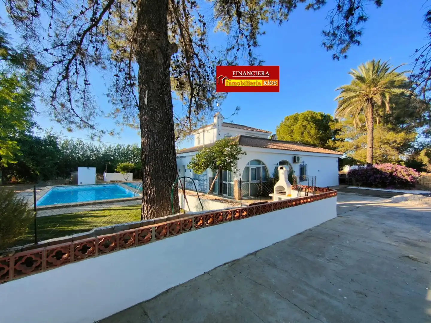 Chalet con piscina en venta en Carmona, imagen 2