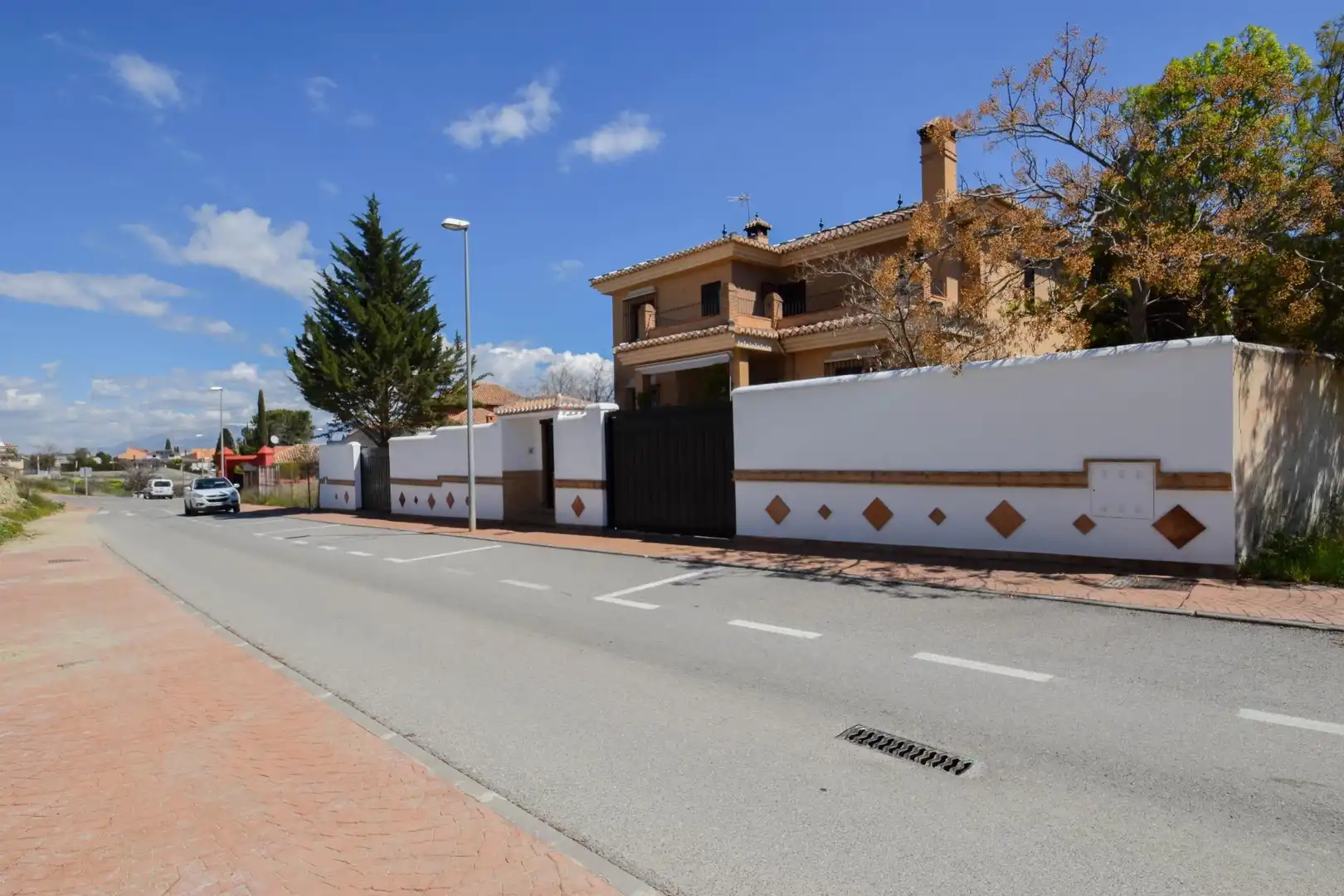 Vista exterior de Casa o xalet en venda en Las Gabias amb Aire condicionat, Calefacció i Jardí privat