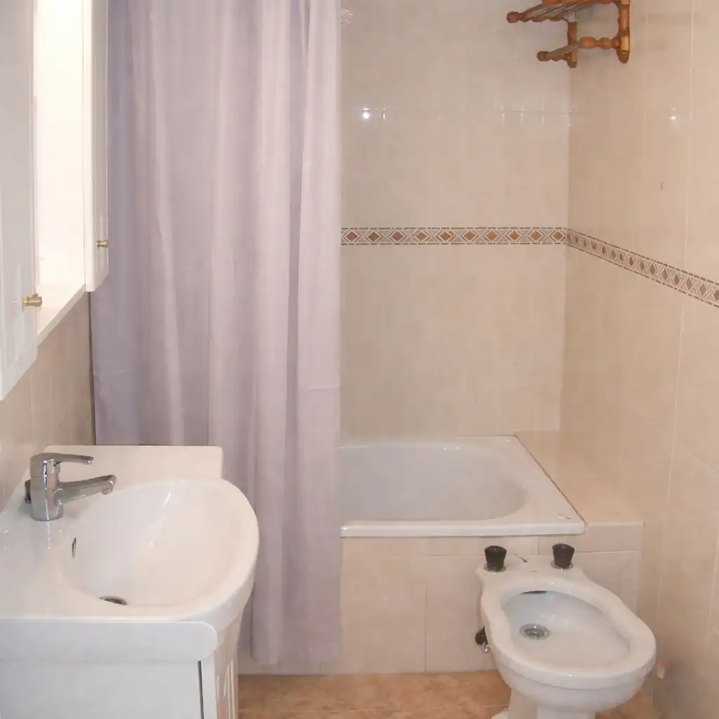 Baño de Piso en venta en Madrid con Calefacción, Trastero y Amueblado